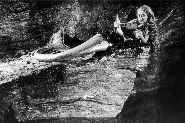 女演员Glynis Johns饰演住在洞穴里的美人鱼Miranda。