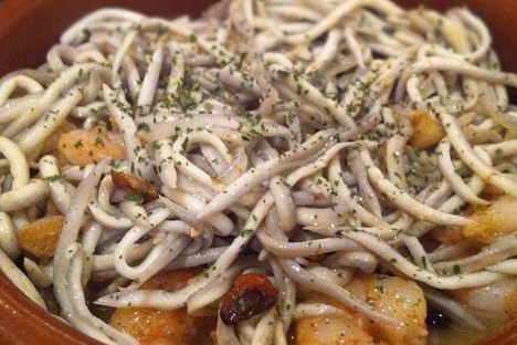 Angulas with garlic and shrimp.