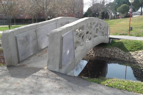 Detail of the bridge.