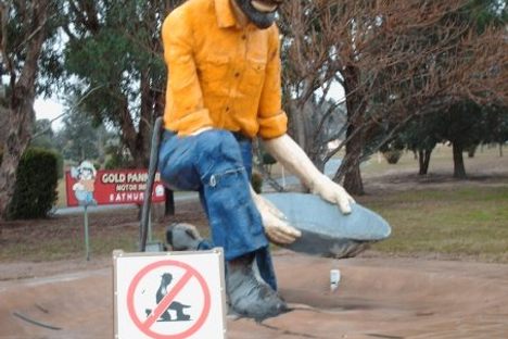 Big Gold Panner in Bathurst, Australia. (Wikimedia Commons)