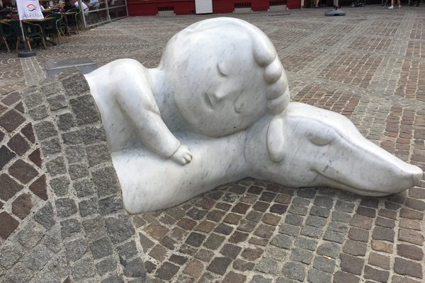 The Nello and Patrasche sculpture in Handschoenmarkt.
