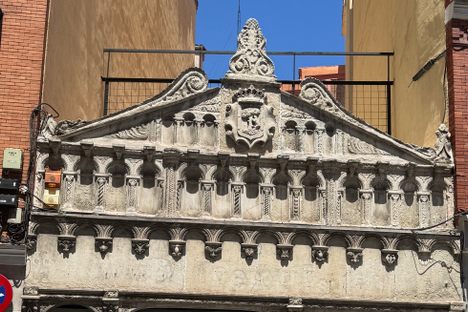 Facade of the former Mármoles Molina shop