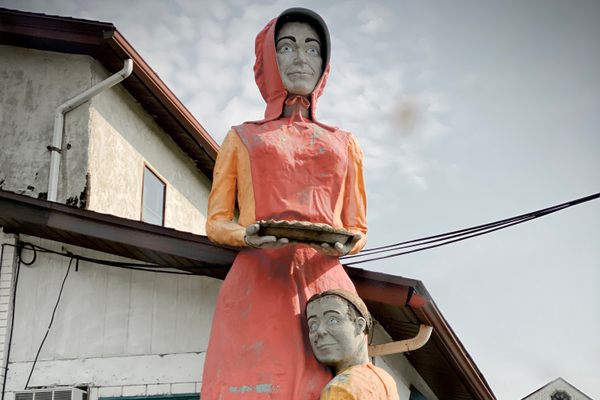 Pioneer Mom and Daughter Roadside Statue.