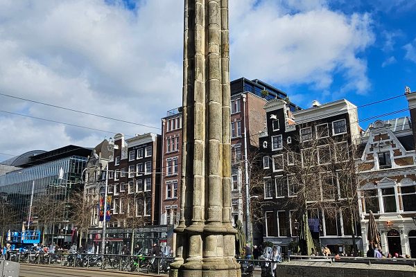 The restored column, known as the Mirakelkolom.