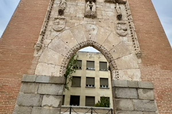 Puerta del Hospital de la Latina