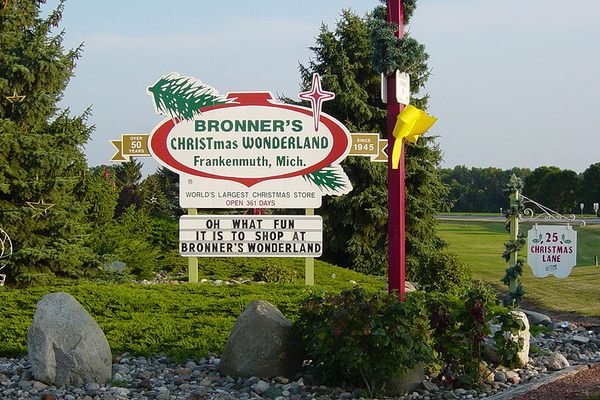 Sign at the entrance to Christmas Lane. (Wikimedia Commons)