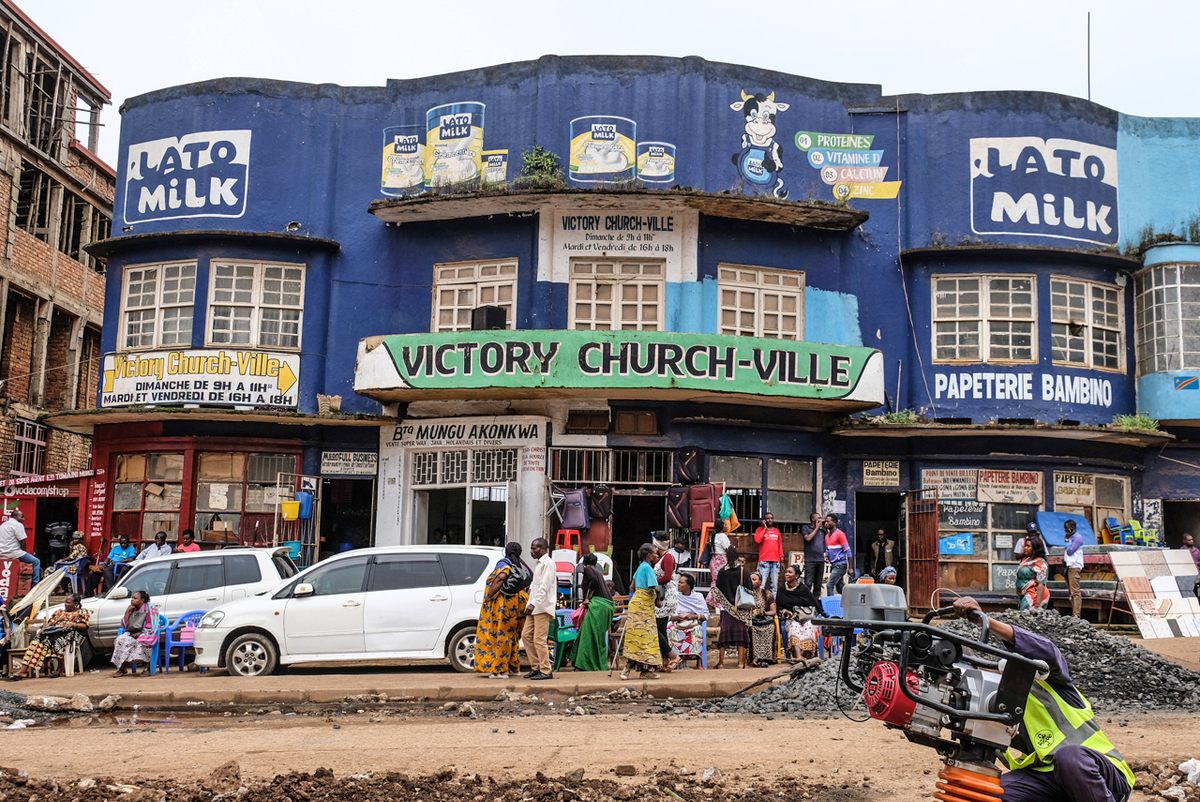 Built in the "Streamline Moderne" style, this building is now home to a stationery store, a church, and other shops.