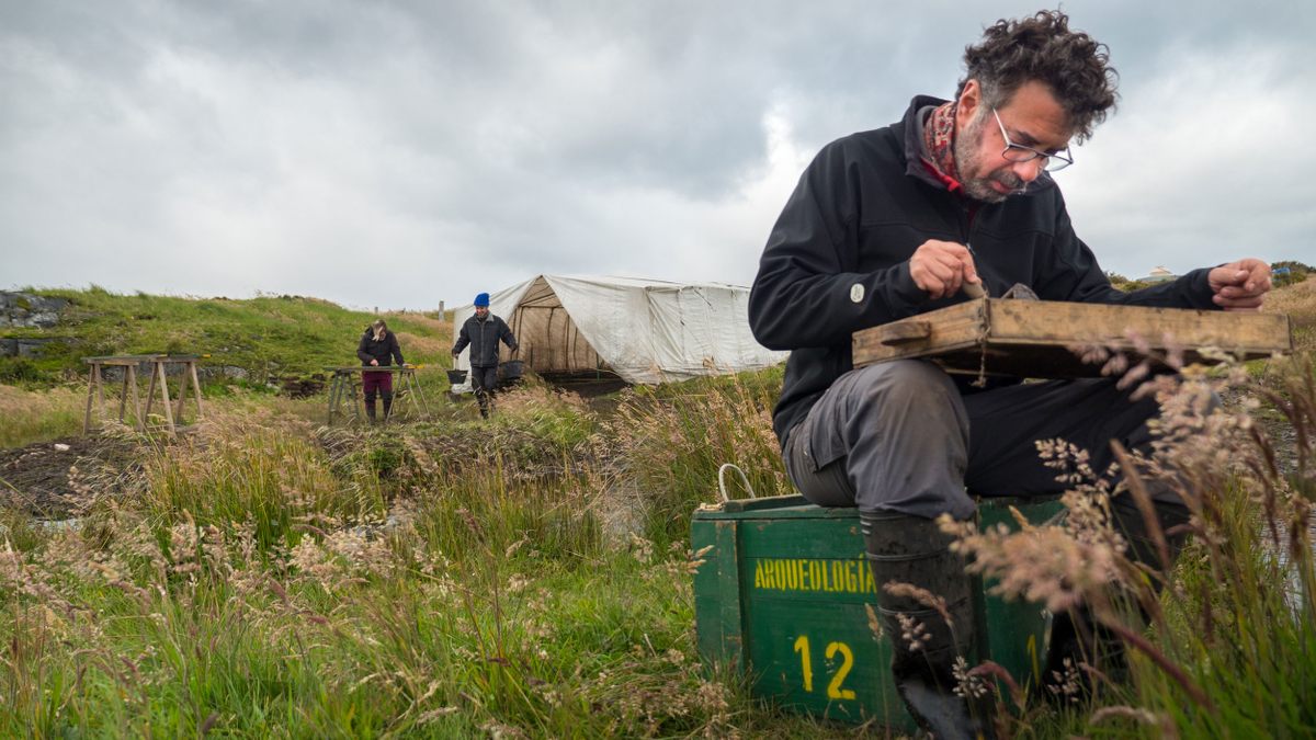 Francisco Zangrando, foreground, has excavated along the Beagle Channel/Onashaga since 1998.