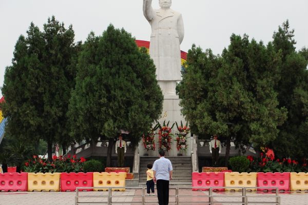 The statue of Mao Zedong in the public square.