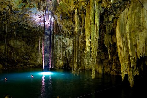 Sunlight beams into the Cenote (Flickr/soyignatius)