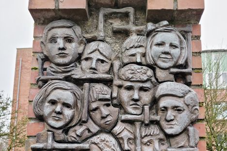 Bronze relief of the twenty children.