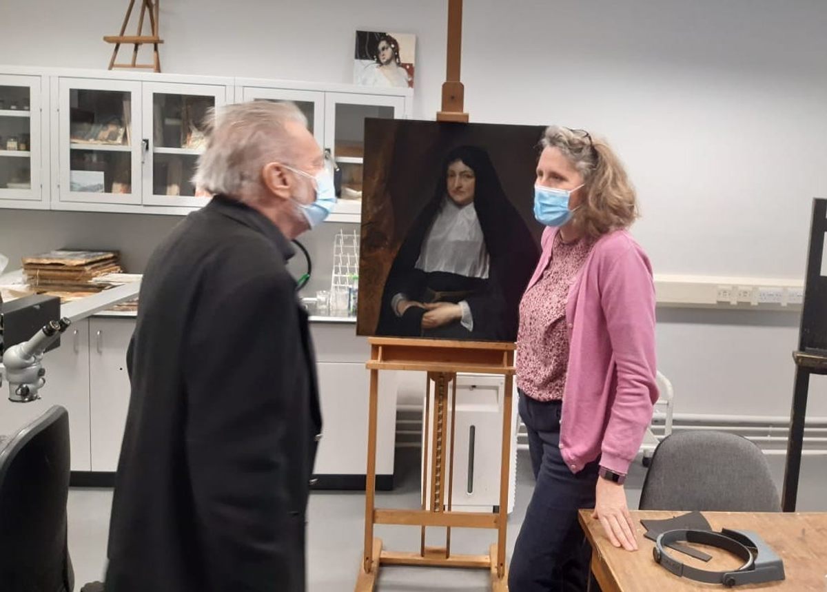La restauratrice de la faculté, Pippa Balch, discute des découvertes du Courtauld avec le propriétaire du portrait, Christopher Wright, qui travaillait lui-même comme bibliothécaire au Courtauld lorsqu'il a acheté le tableau en 1970.