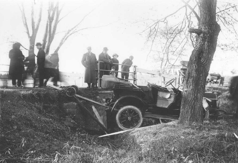 A car crash, 1920.