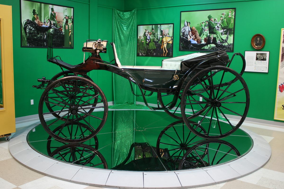 The museum features the carriage that Dorothy and her companions ride through Emerald City in <em>The Wizard of Oz</em>.