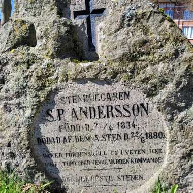 “STONEMASON S.P. ANDERSSON … KILLED BY THIS STONE ON 22 JUNE 1880 … FRIENDS RAISED THE STONE”