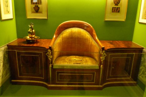 Ferdinand's VII latrine-forniture when it was exposed in the Museum of Romanticism in Madrid. 