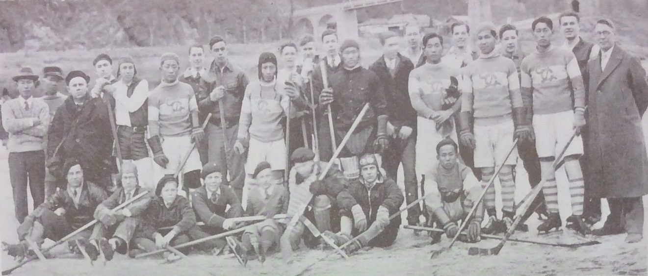 The ice hockey teams of Pyongyang Foreign School and Chosun Christian College (now Yonsei University) on the frozen Taedong River, 1933.