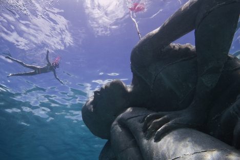 A Gigantic Female Atlas Is Holding up the Ceiling of the Sea