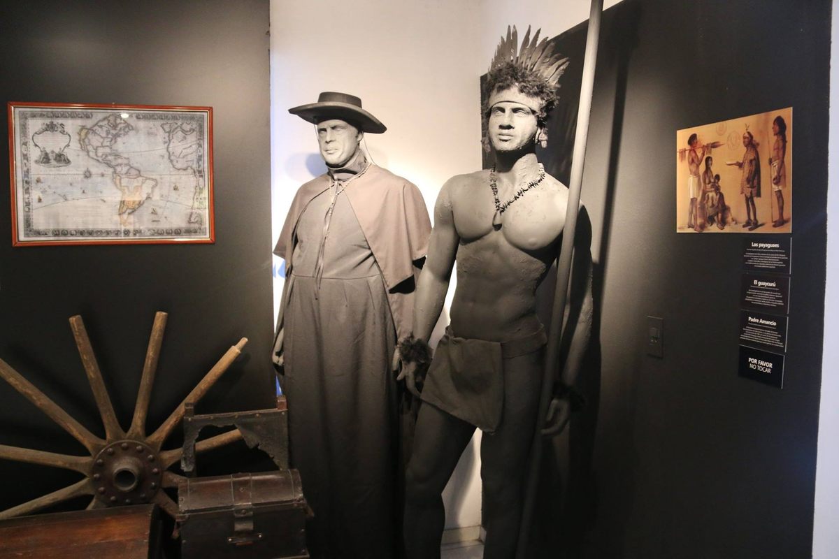 The Museo Municipal de Villa Hayes collects artifacts related to local history, including weapons, uniforms, and photographs.