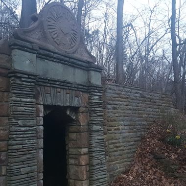 The entrance and disk announcing the Fountain of Youth
