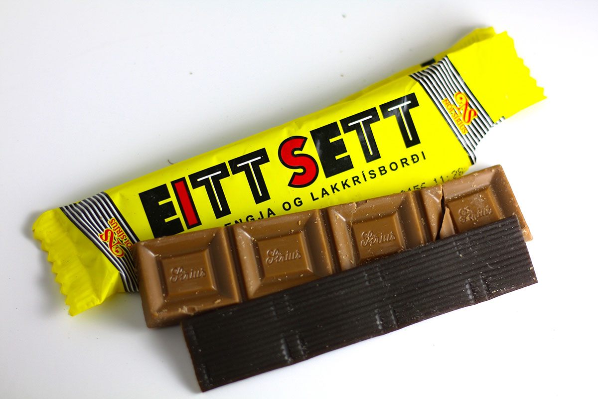 Eitt Sett, the first commercially-made licorice-chocolate bar, was modeled after the tradition of wrapping a licorice strip around a milk chocolate bar.