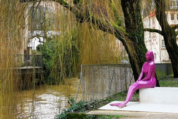 The pink mermaid sitting by the Alzette.
