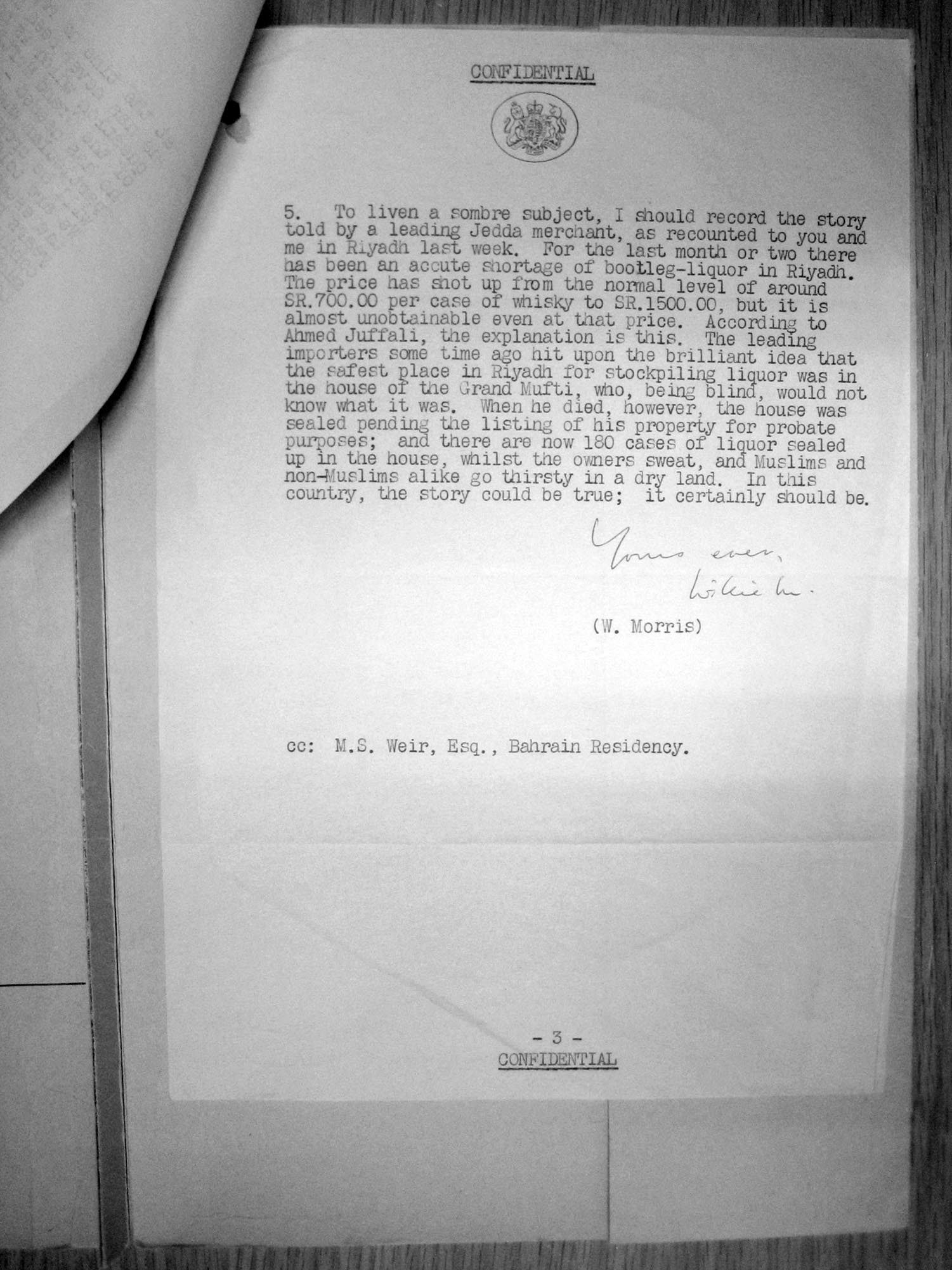 The end of the 1970 letter from Sir Willie Morris, the British Ambassador to Saudi Arabia, regarding the smuggling of alcohol.