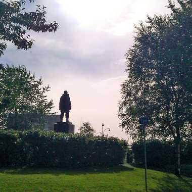 罗尔德·阿蒙森斯雕像在清晨的雾中，特罗姆瑟