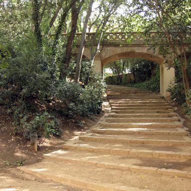 Sand and stone steps leading down into the gardens.
