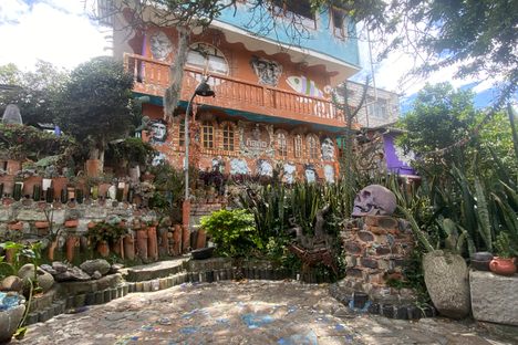 Ñaño house with mausoleum skull in foreground.