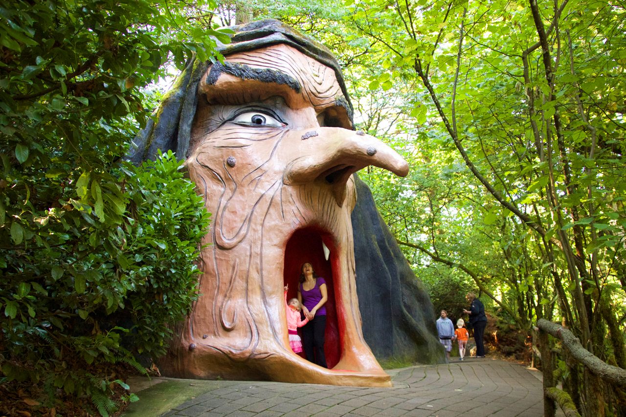 When the amusement park is open, visitors can enter the witch's mouth. 