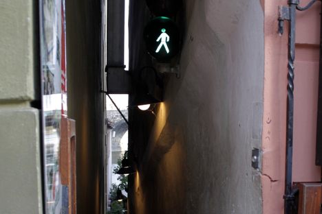 The street is so narrow pedestrians need a stoplight.