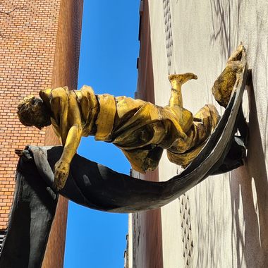 The golden image of Carl Lutz.