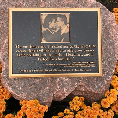 Plaque marks Chicago site of Obamas' 1st kiss - The San Diego Union-Tribune
