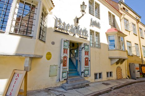 The exterior of Raeapteek
