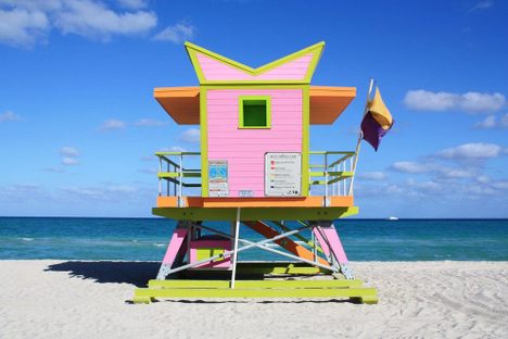 After the destruction caused along the Miami beaches by Hurricane Andrew, in 1992, five new lifeguard stations were created, striking colorful, geometric figures on the waterfront. Another wave of these buildings appeared in 2015. 