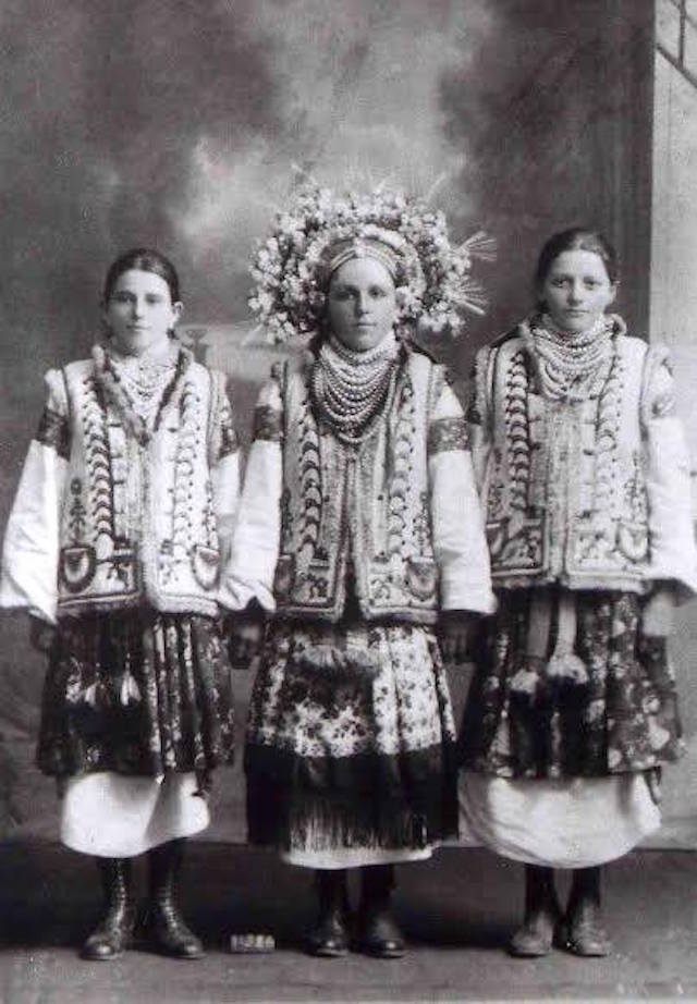 Resurrecting the Incredible Flower Crowns of Old Ukrainian Wedding ...
