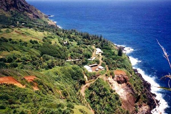 The treacherous road to the Pitcairn settlement. (Photo via QSL.net)