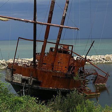 Replica "La Grande Hermine" abandoned and burned