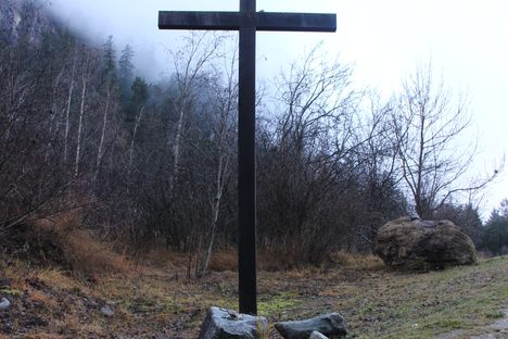 Cross at the Bhutanese Bridge in the Wallis