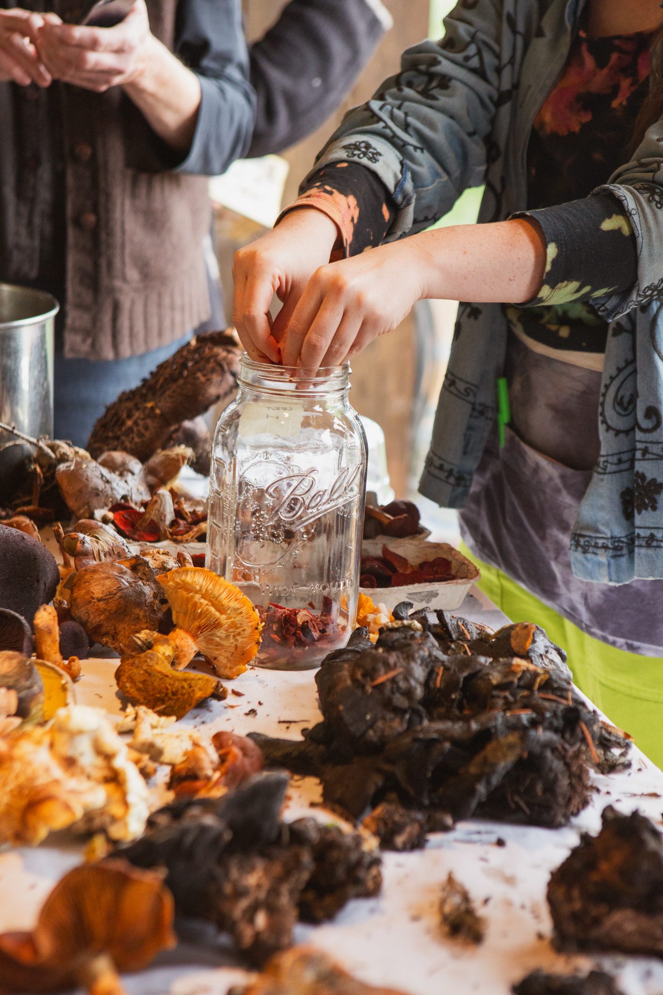 A student in a workshop mulling mushroom pigment into watercolor paint.