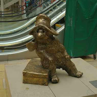 帕丁顿车站的帕丁顿熊雕像。