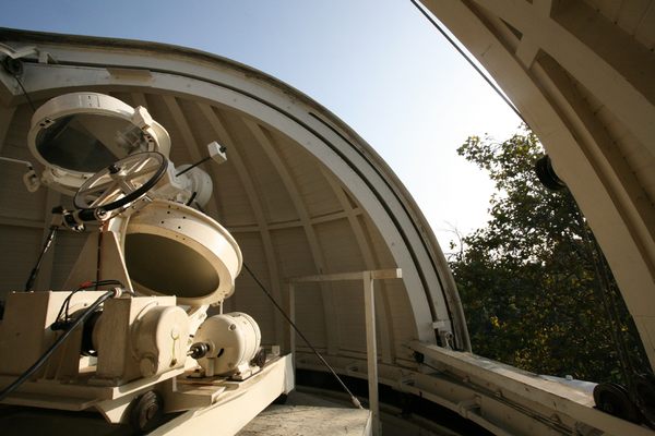 The coelostat seen with the dome open. Photo from Palomar Observatory blog.