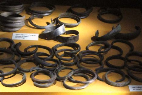 Bronze arm rings and armlets 