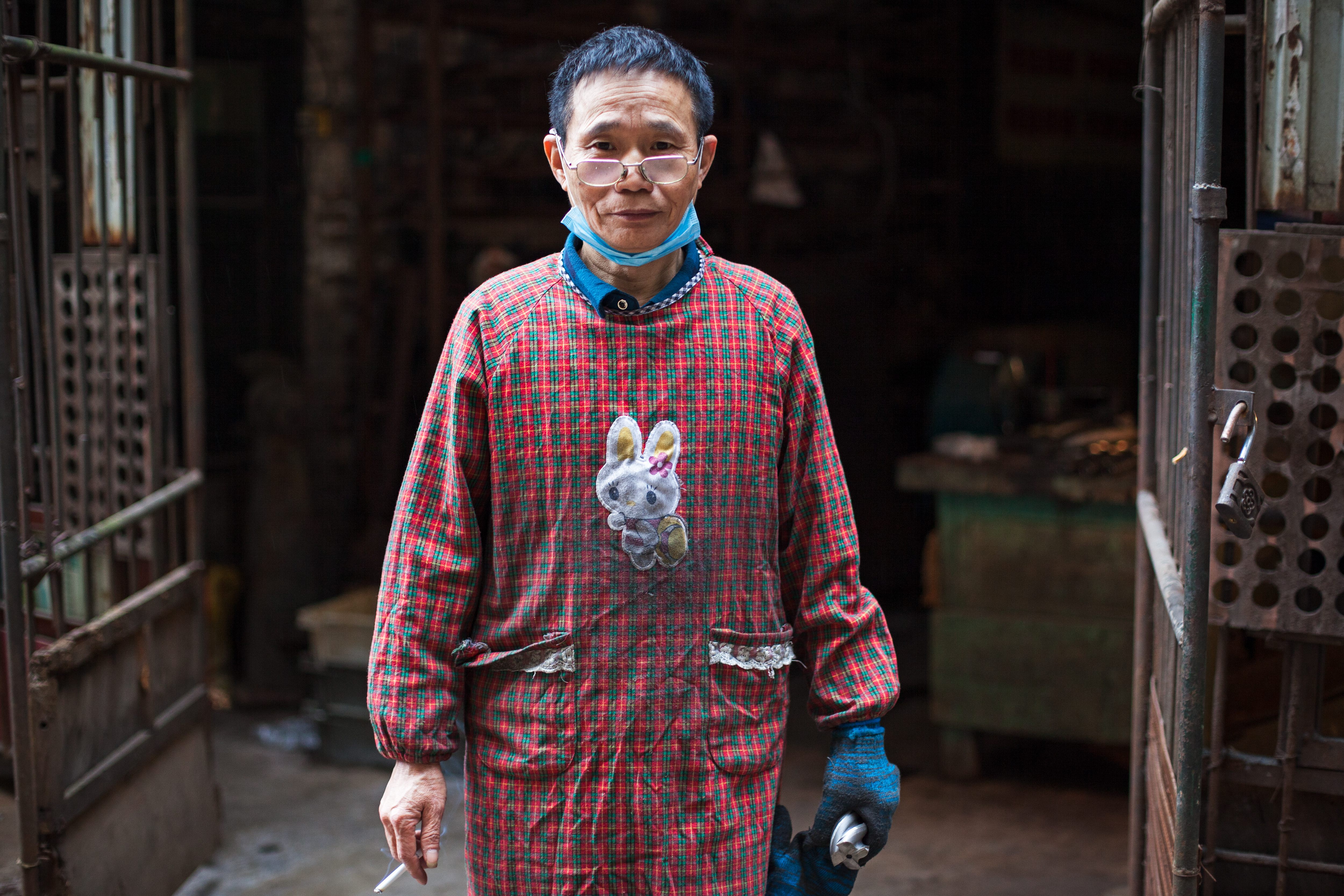 Shu is one of the many employees who works without protective equipment in the tunnels.