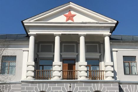 Balcony under the red star.