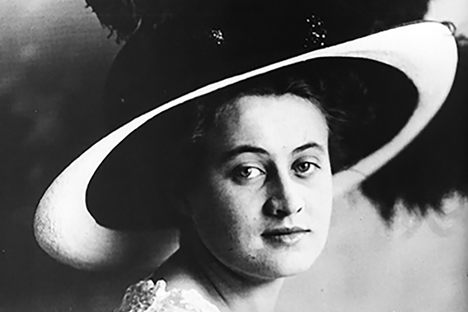 Dorothy Gibson, a Titanic survivor who - less than one month later - starred in a film about the tragedy.