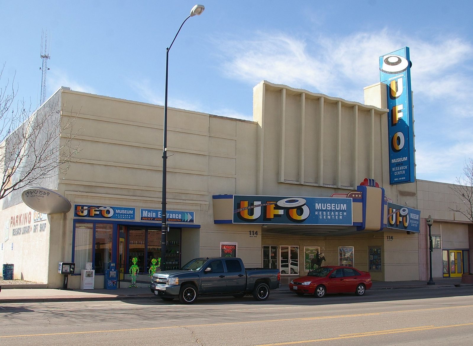 Roswell's International UFO Museum and Research Center in 2010, saucer intact.