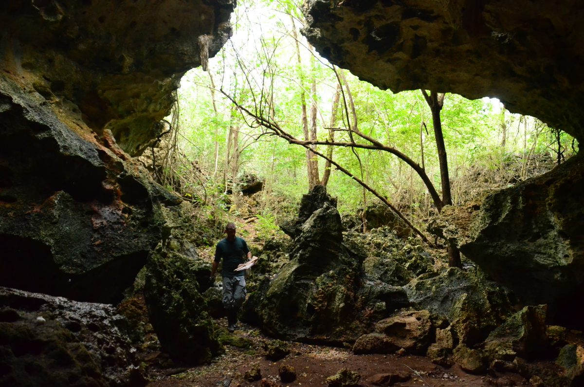 The entrance to Cueva la Barca.