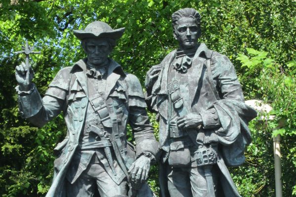 Statue of David Balfour And Alan Breck Stewart